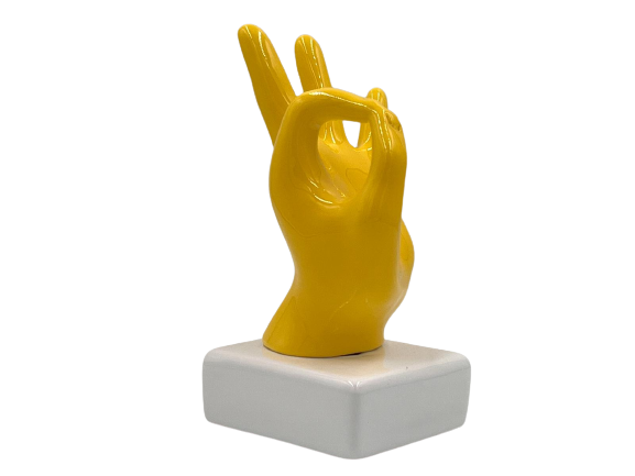 Amagè- Le mani "Ok" gialla
